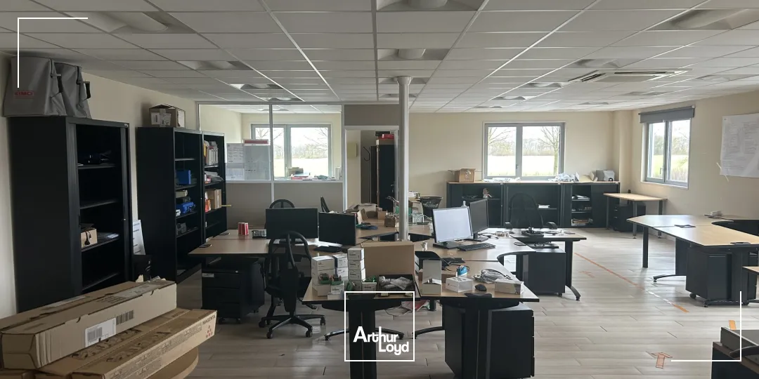 Local d'activité avec bureaux en excellent état à louer dans zone dynamique à Camon