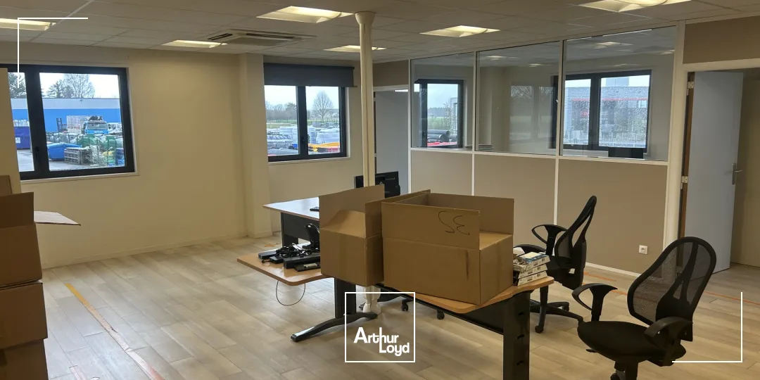 Local d'activité avec bureaux en excellent état à louer dans zone dynamique à Camon