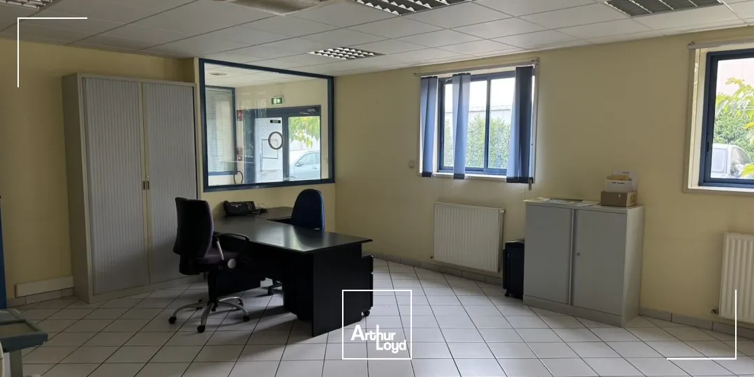 À LOUER : Bâtiment indépendant de 2 000 m² avec réserve foncière sur terrain de 5 000 m² à MANZIAT