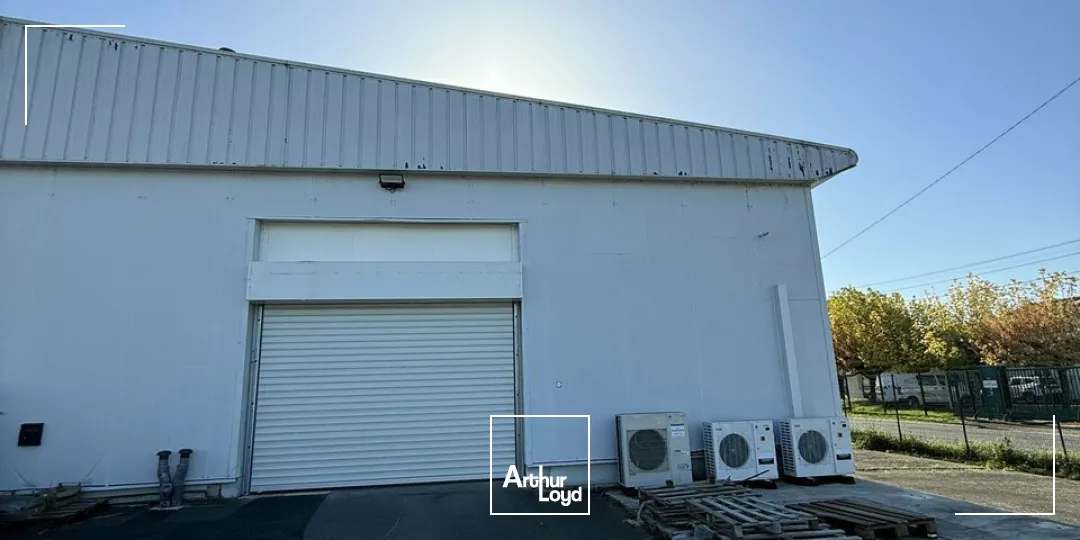 Bâtiment d'activité de 1350m2 aménagé pour de l'agroalimentaire + local de 105m2- zone de l'aérodrome - proximité A20 et A89