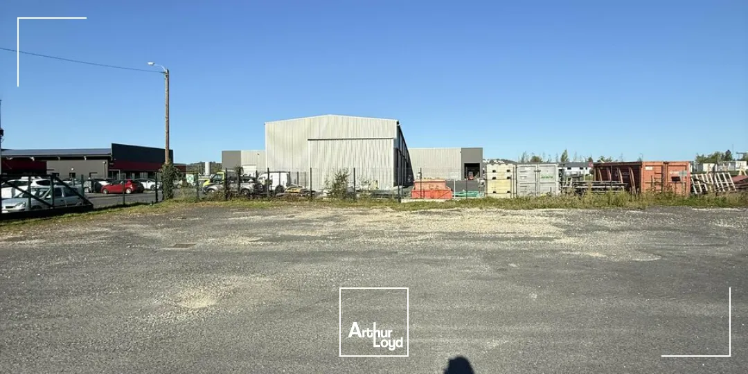 Bâtiment d'activité de 1350m2 aménagé pour de l'agroalimentaire + local de 105m2- zone de l'aérodrome - proximité A20 et A89