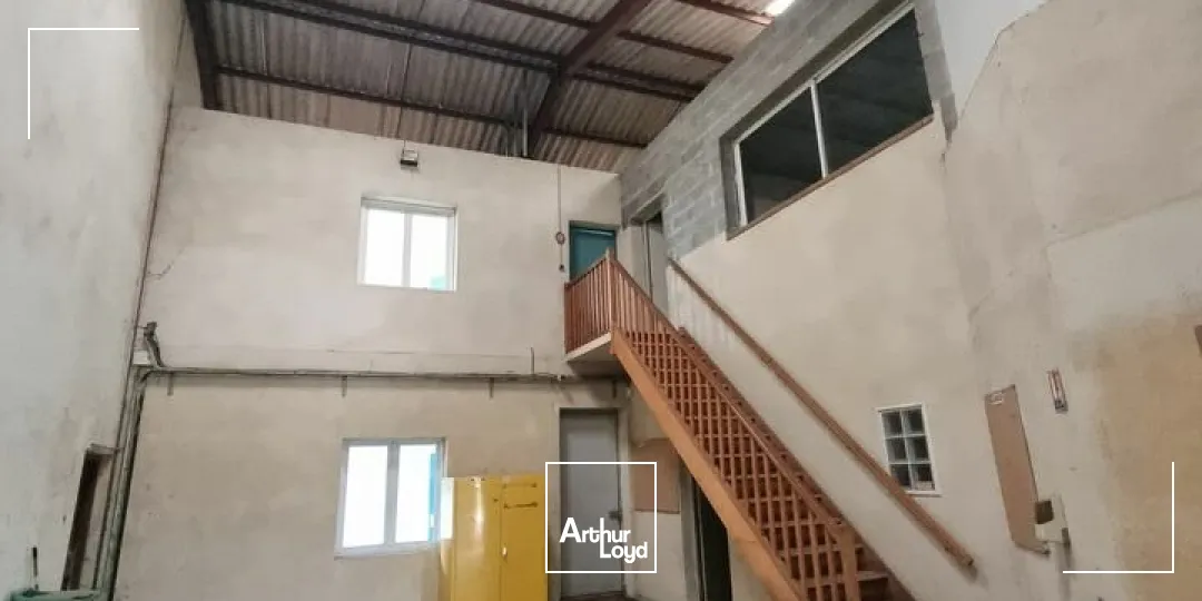 CHATEAUNEUF DU RHÔNE - SUR AXE PASSANT - A LOUER BUREAUX AVEC ENTREPÔT ET TERRAIN EXTÉRIEUR