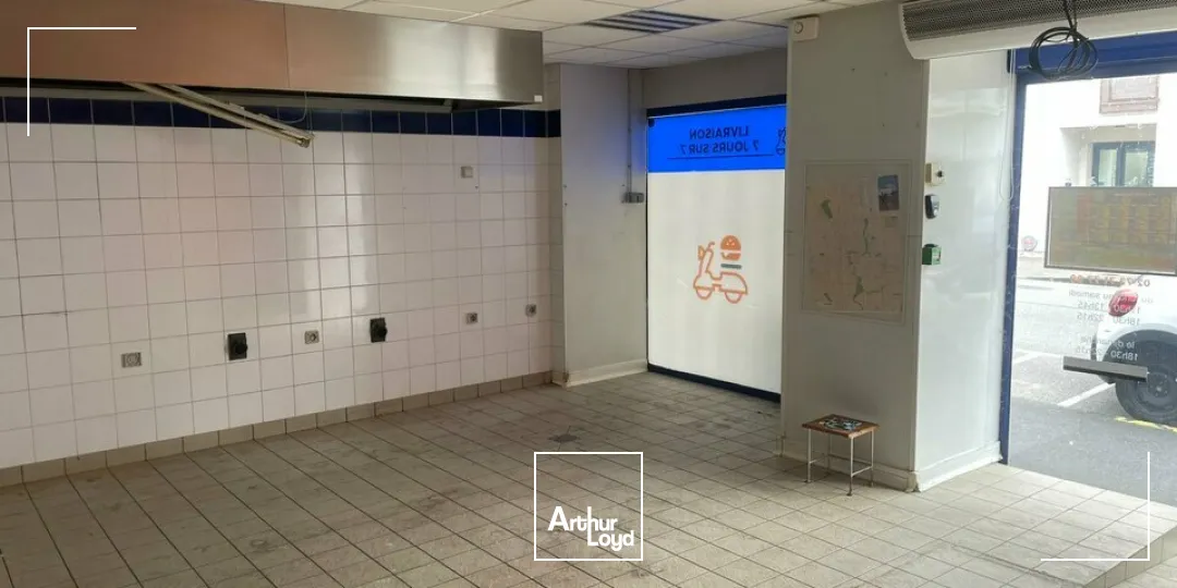 À vendre  Local commercial avec cour privative + appartement  Centre-ville de La Roche-sur-Yon