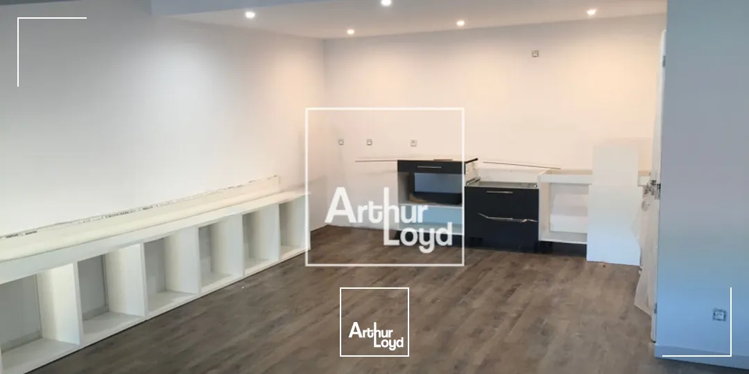 Local d'activité et bureaux aménagés à louer - Parking - L'aube Rouge