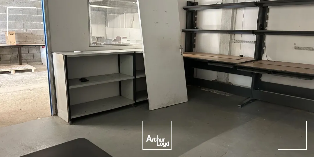 A Vertou, location d'un entrepôt d'environ 1374 m2.