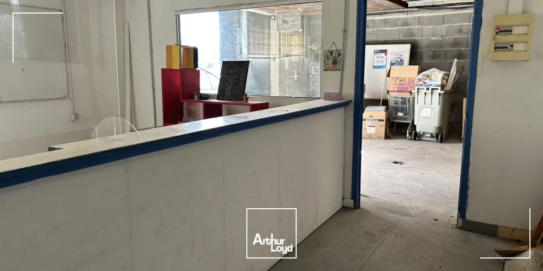 A Vertou, location d'un entrepôt d'environ 1374 m2.