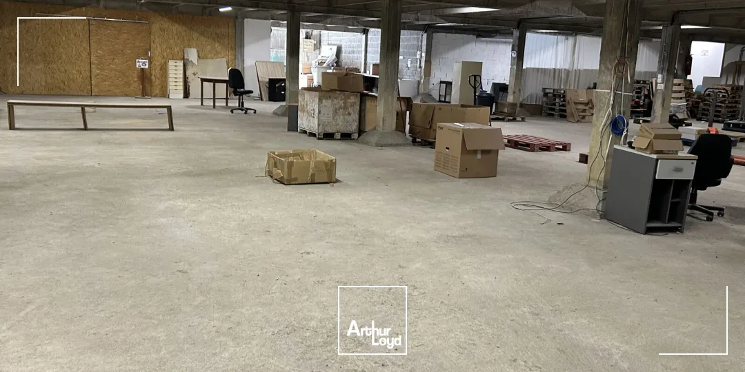 A Vertou, location d'un entrepôt d'environ 1374 m2.