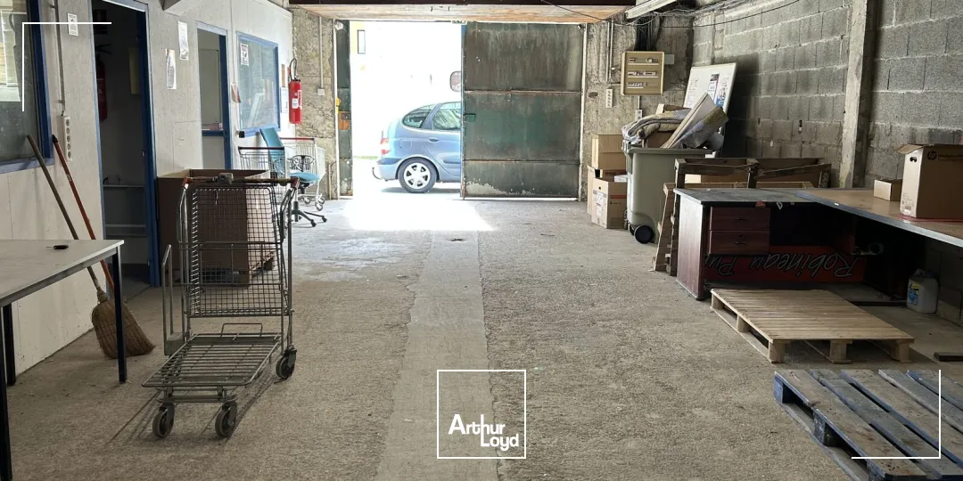 A Vertou, location d'un entrepôt d'environ 1374 m2.