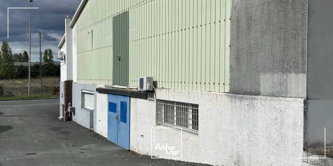A Vertou, location d'un entrepôt d'environ 1374 m2.