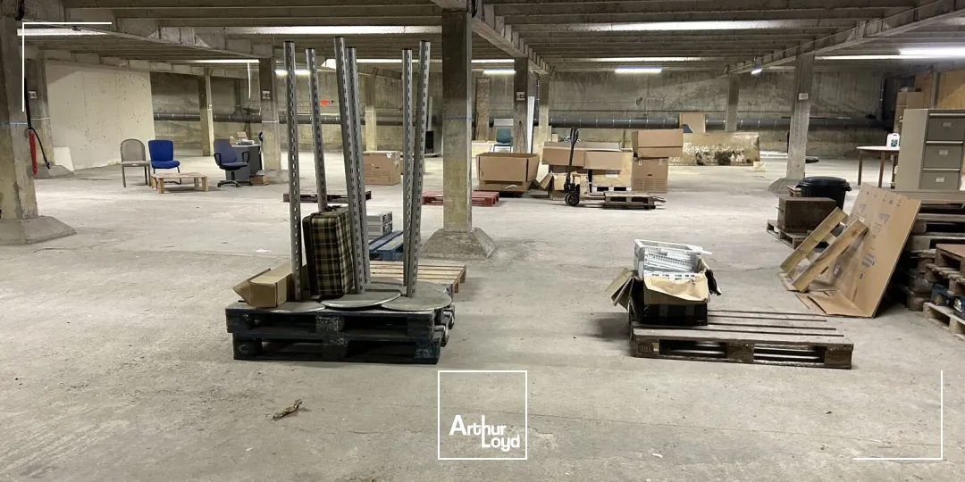 A Vertou, location d'un entrepôt d'environ 1374 m2.