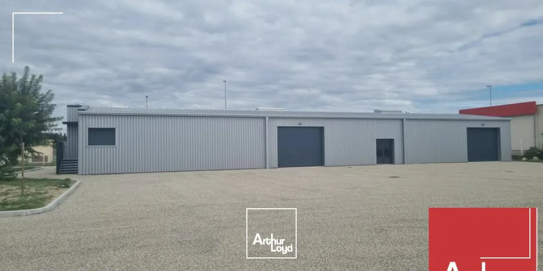 A VENDRE - SAINT PAUL TROIS CHÂTEAUX - LOCAUX D'ACTIVITÉ D'ENVIRON 432 M2 ENTIÈREMENT RÉNOVÉ AVEC PARKING 