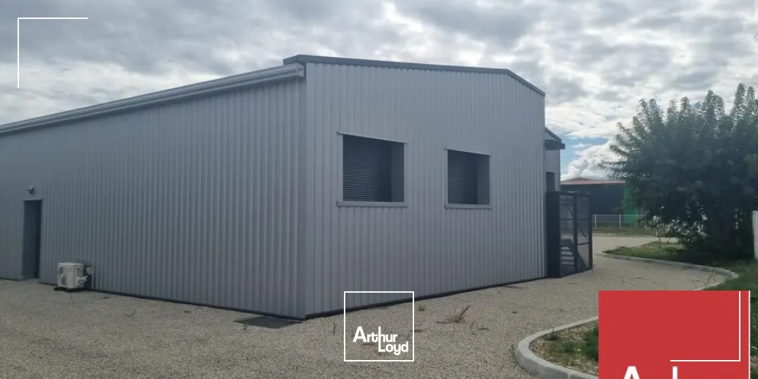 A VENDRE - SAINT PAUL TROIS CHÂTEAUX - LOCAUX D'ACTIVITÉ D'ENVIRON 432 M2 ENTIÈREMENT RÉNOVÉ AVEC PARKING 