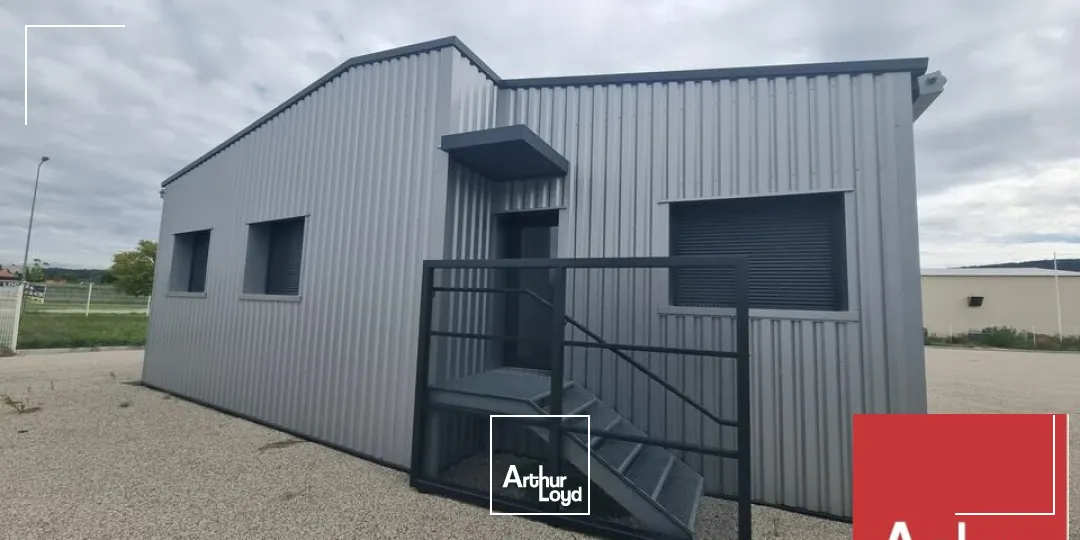 A VENDRE - SAINT PAUL TROIS CHÂTEAUX - LOCAUX D'ACTIVITÉ D'ENVIRON 432 M2 ENTIÈREMENT RÉNOVÉ AVEC PARKING 