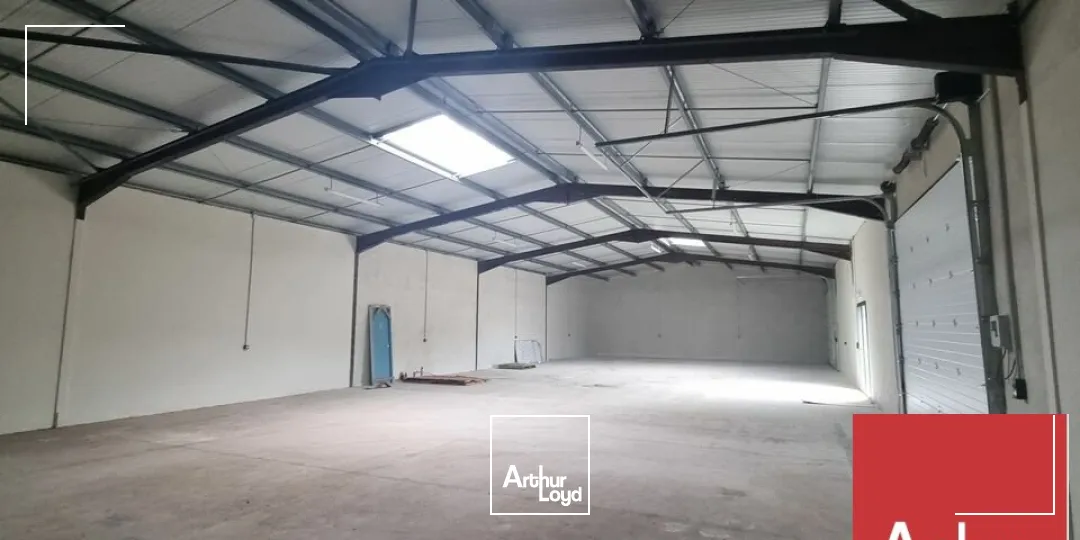 A VENDRE - SAINT PAUL TROIS CHÂTEAUX - LOCAUX D'ACTIVITÉ D'ENVIRON 432 M2 ENTIÈREMENT RÉNOVÉ AVEC PARKING 