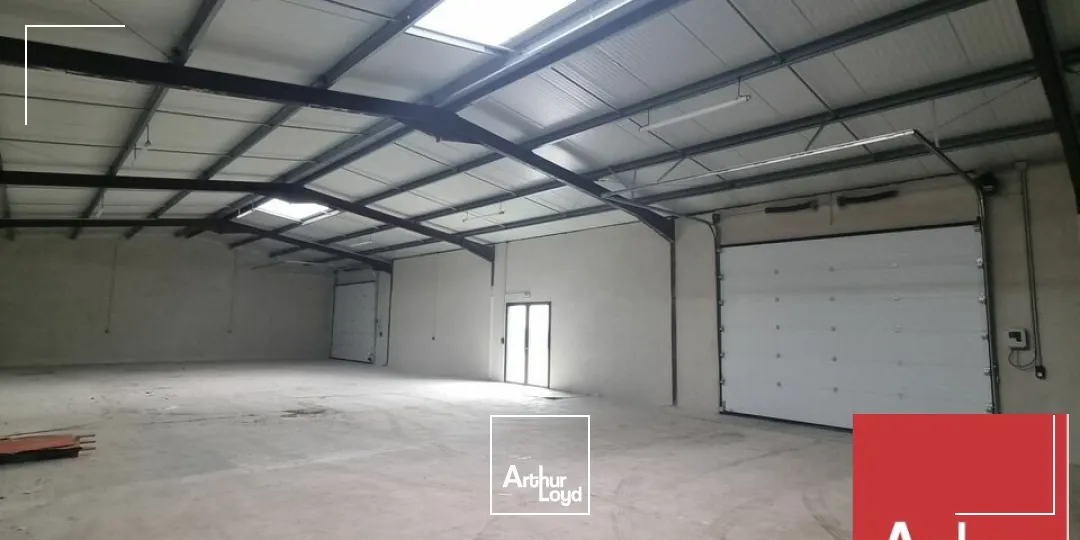 A VENDRE - SAINT PAUL TROIS CHÂTEAUX - LOCAUX D'ACTIVITÉ D'ENVIRON 432 M2 ENTIÈREMENT RÉNOVÉ AVEC PARKING 