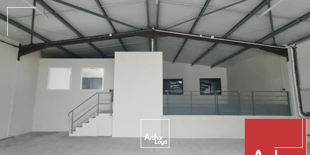 A VENDRE - SAINT PAUL TROIS CHÂTEAUX - LOCAUX D'ACTIVITÉ D'ENVIRON 432 M2 ENTIÈREMENT RÉNOVÉ AVEC PARKING 