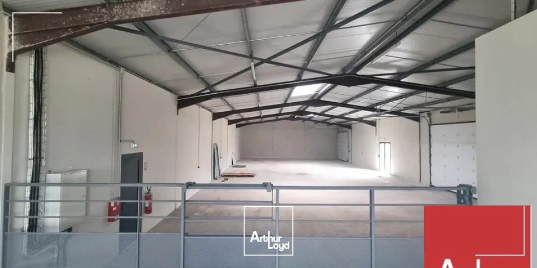 A VENDRE - SAINT PAUL TROIS CHÂTEAUX - LOCAUX D'ACTIVITÉ D'ENVIRON 432 M2 ENTIÈREMENT RÉNOVÉ AVEC PARKING 