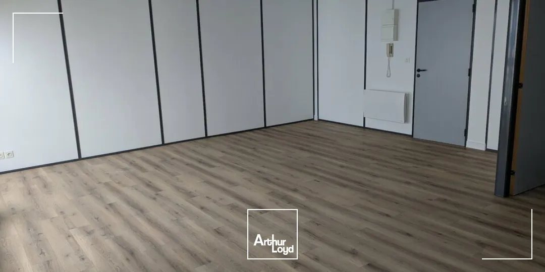 BUREAUX A LOUER - SURFACES DE 18 À 200M2 - TECHNOPOLE DU FUTUROSCOPE - ACCESSIBILITÉ RD910 ET A10 AISÉE