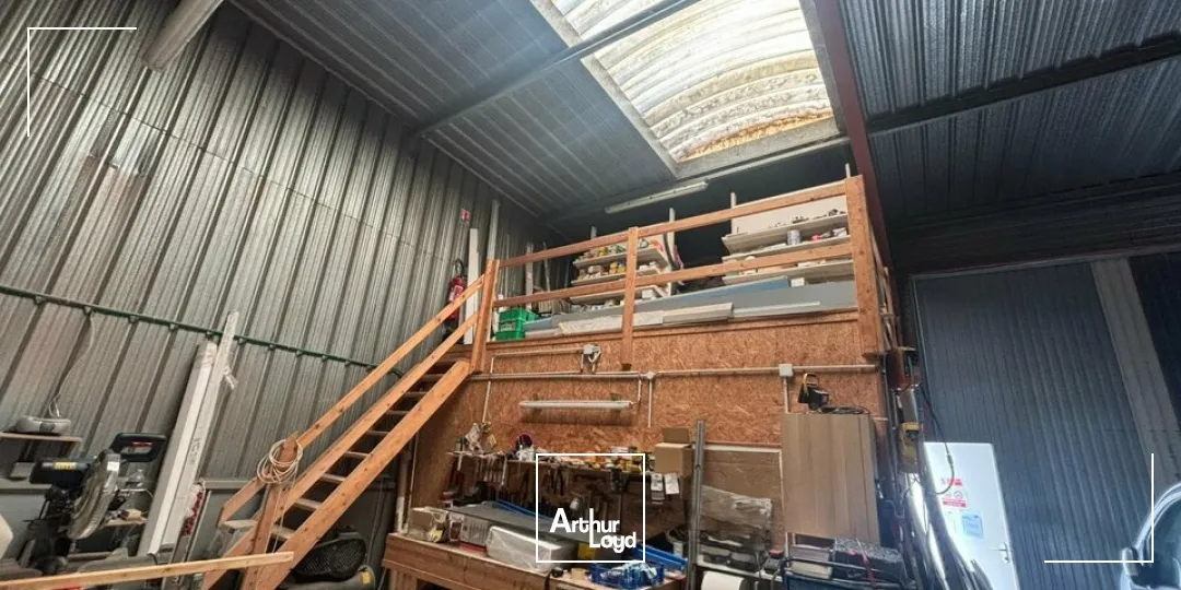 À louer  Local d'activité 190 m² avec bureau et mezzanine 