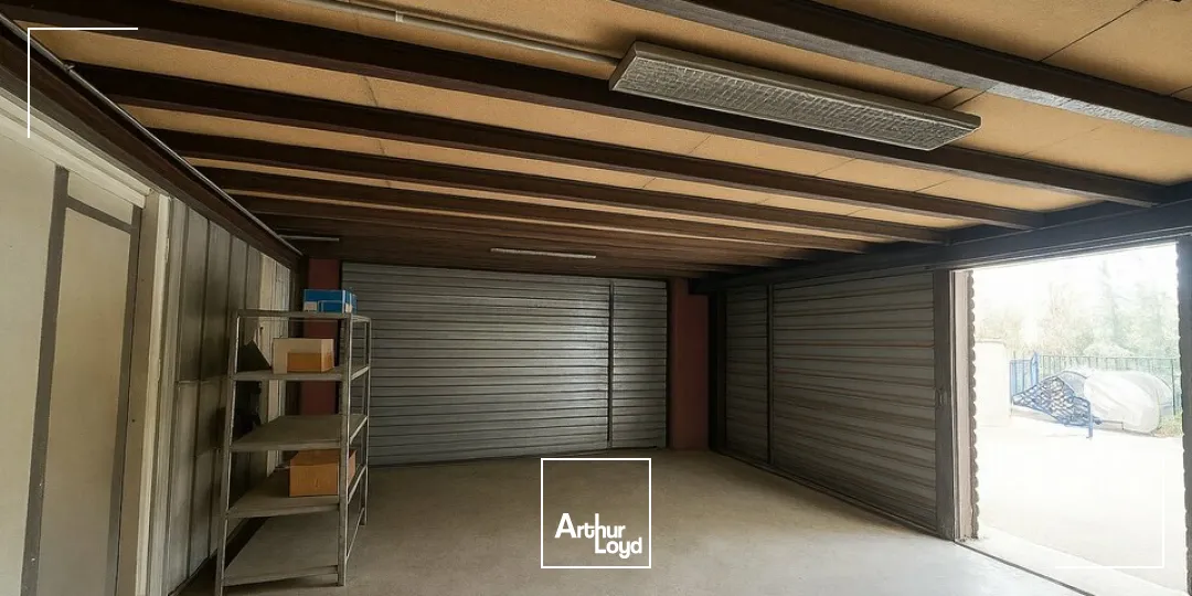 À LOUER  Local d'activité de 290 m² avec surface extérieure  Proximité immédiate de la D948