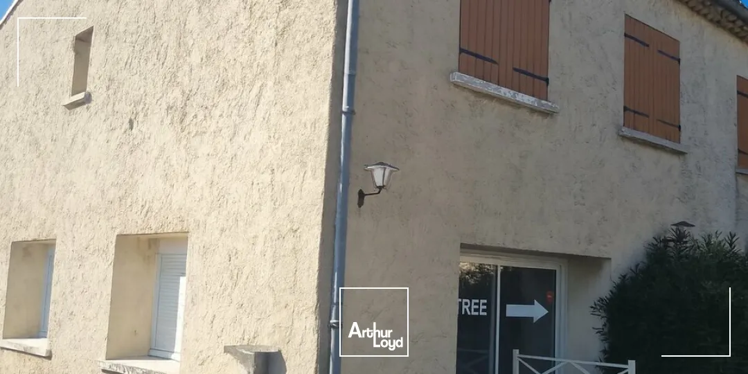 PIERRELATTE - SUR AXE PASSANT - A LOUER LOCAUX COMMERCIAUX D'ENVIRON 199 M2 DIVISIBLE AVEC GRAND PARKING