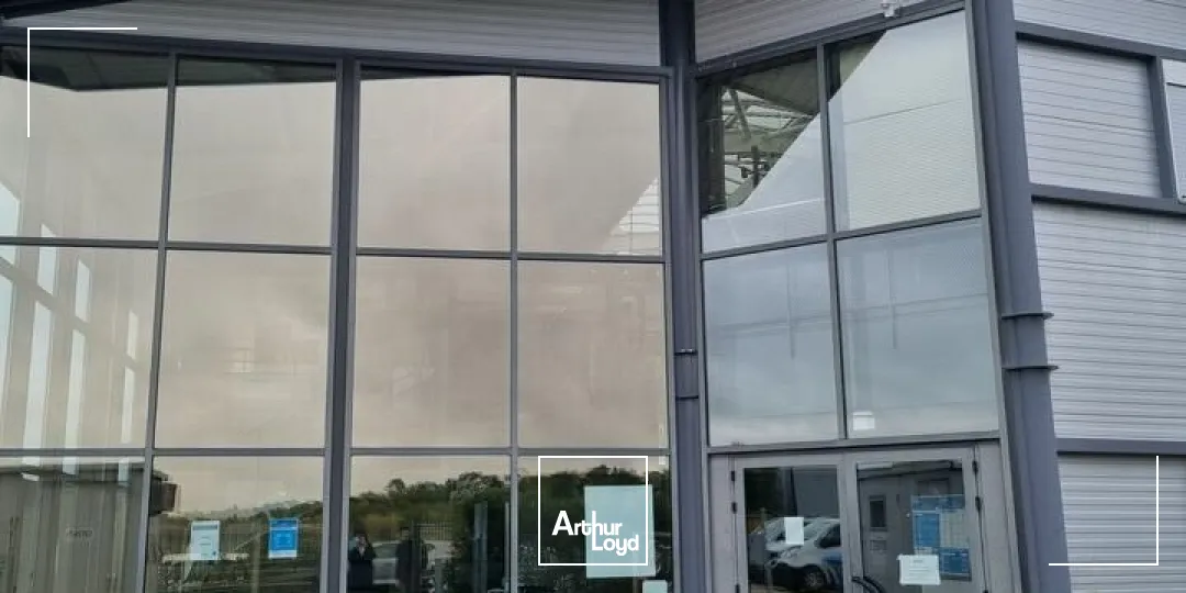 SAINT-PAUL-TROIS-CHÂTEAUX - A VENDRE BÂTIMENT INDÉPENDANT DE BUREAUX SUR DEUX NIVEAUX AVEC ATELIER