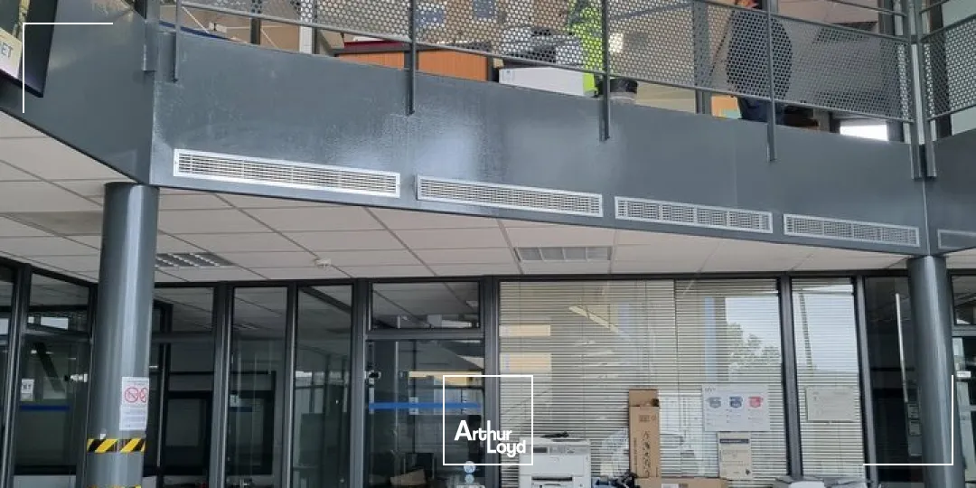 SAINT-PAUL-TROIS-CHÂTEAUX - A VENDRE BÂTIMENT INDÉPENDANT DE BUREAUX SUR DEUX NIVEAUX AVEC ATELIER