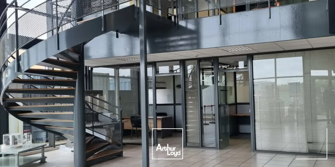 SAINT-PAUL-TROIS-CHÂTEAUX - A VENDRE BÂTIMENT INDÉPENDANT DE BUREAUX SUR DEUX NIVEAUX AVEC ATELIER