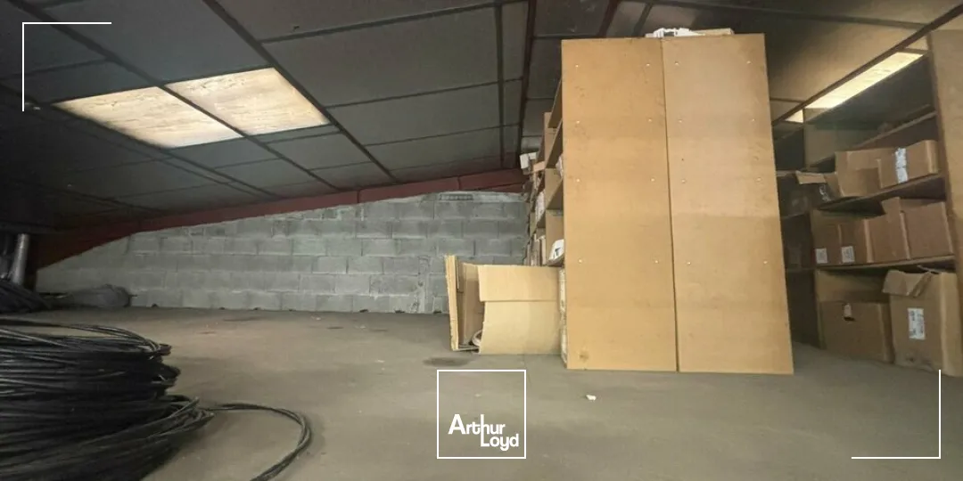 À LOUER  Local d'activité avec grand terrain  Au bord de la 2x2 voies - Axe Nantes / La Roche-sur-Yon