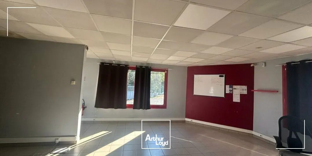 À LOUER  Local d'activité avec grand terrain  Au bord de la 2x2 voies - Axe Nantes / La Roche-sur-Yon