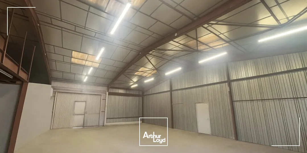 À LOUER  Local d'activité avec grand terrain  Au bord de la 2x2 voies - Axe Nantes / La Roche-sur-Yon