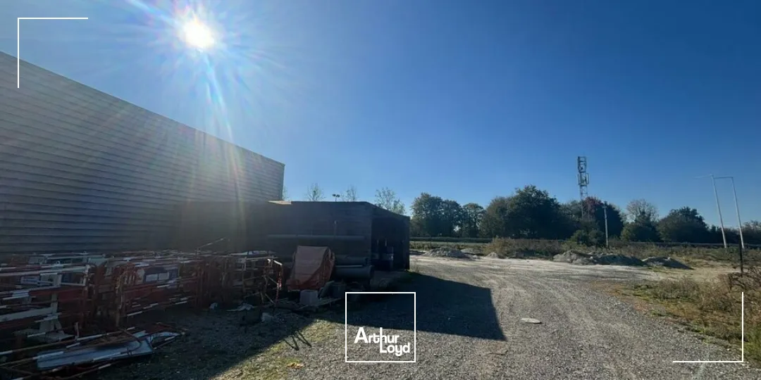 À LOUER  Local d'activité avec grand terrain  Au bord de la 2x2 voies - Axe Nantes / La Roche-sur-Yon