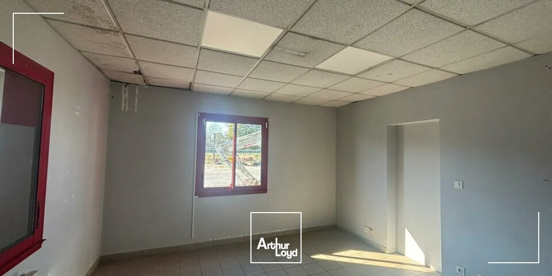 À LOUER  Local d'activité avec grand terrain  Au bord de la 2x2 voies - Axe Nantes / La Roche-sur-Yon