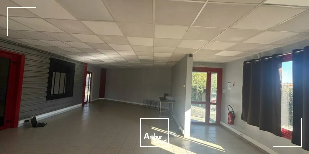 À LOUER  Local d'activité avec grand terrain  Au bord de la 2x2 voies - Axe Nantes / La Roche-sur-Yon