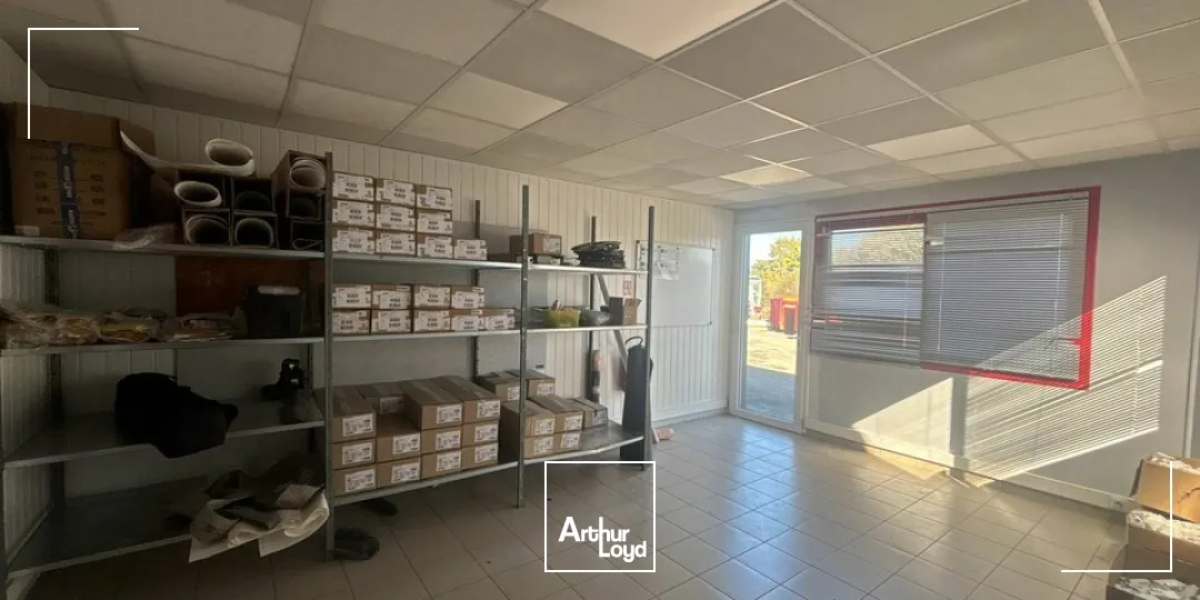 À LOUER  Local d'activité avec grand terrain  Au bord de la 2x2 voies - Axe Nantes / La Roche-sur-Yon