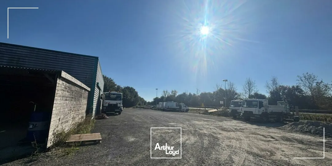 À LOUER  Local d'activité avec grand terrain  Au bord de la 2x2 voies - Axe Nantes / La Roche-sur-Yon