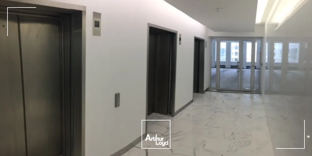 Opportunité d'acquisition de bureaux à la Défense, transports immédiat et localisation Prime.