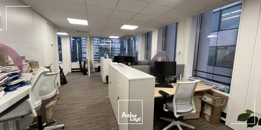 Opportunité d'acquisition de bureaux à la Défense, transports immédiat et localisation Prime.