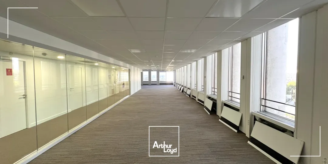 Opportunité d'acquisition de bureaux à la Défense, transports immédiat et localisation Prime.