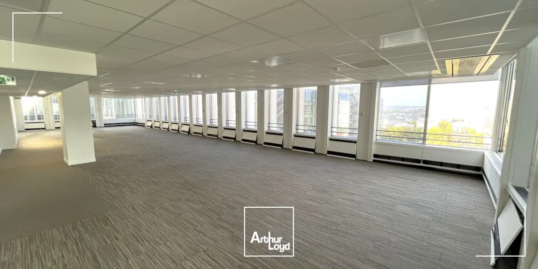Opportunité d'acquisition de bureaux à la Défense, transports immédiat et localisation Prime.