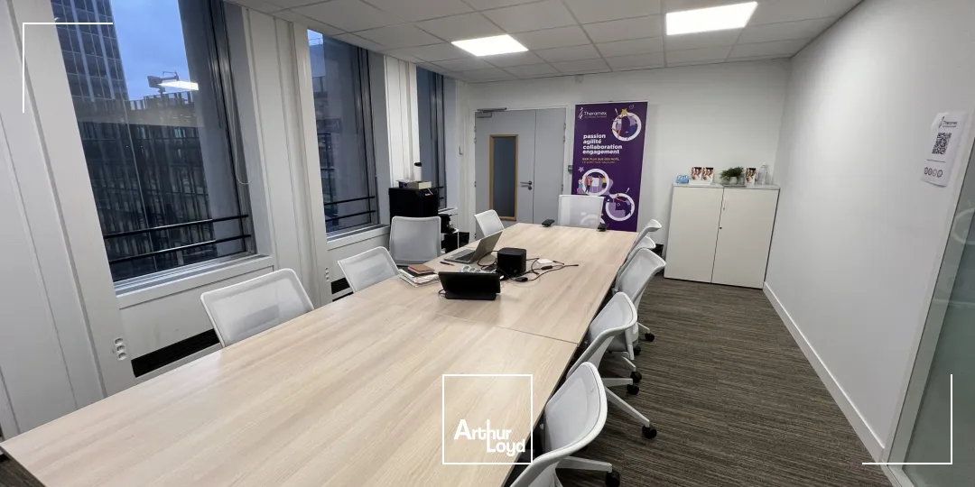 Opportunité d'acquisition de bureaux à la Défense, transports immédiat et localisation Prime.