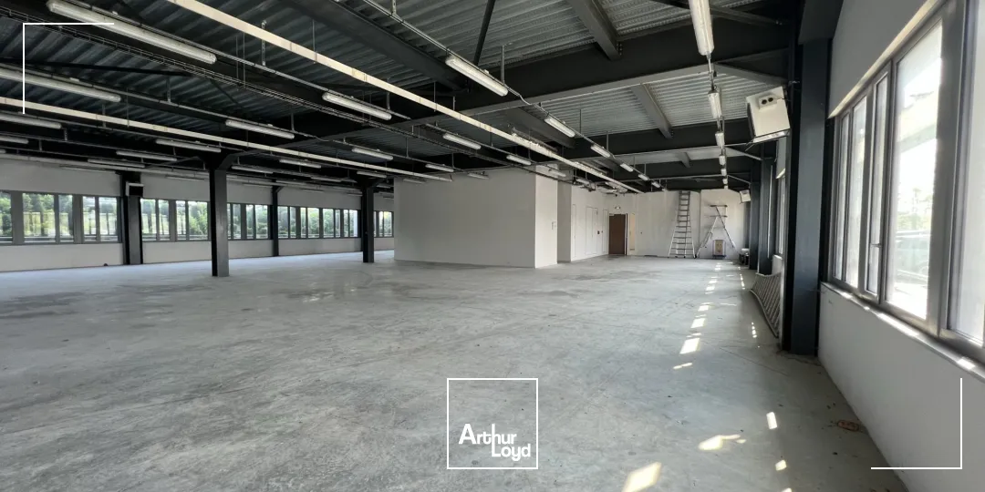 Pulsar, bâtiment indépendant labellisé à louer à Roissy - 2070 m² de bureaux (avec terrasse) et activités, 45 parkings, directement au pied du Golf de Roissy
