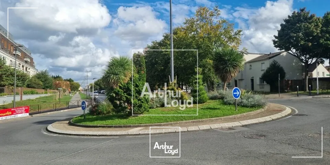 Cellules commerciales / Bureaux proche RER A LOGNES !