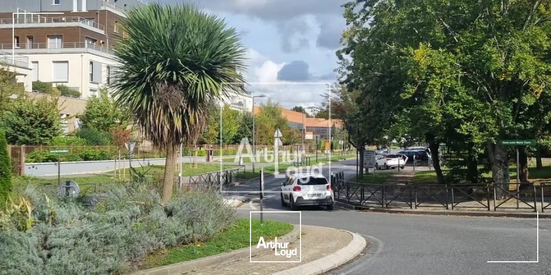 Cellules commerciales / Bureaux proche RER A LOGNES !