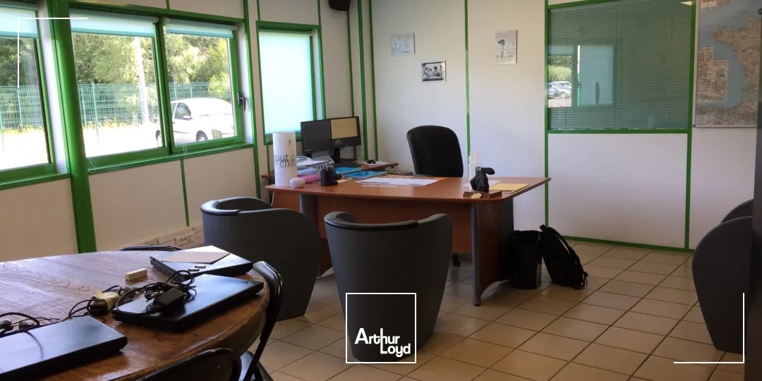 Locaux d'activité avec quai d'une surface totale de 3577 m2 disponible immédiatement à la vente, situés sur la Nationale 2 entre Laon et Soissons, à 120 km de Paris.