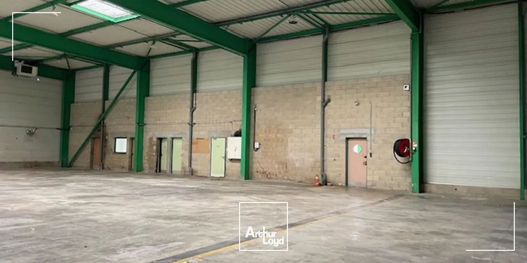 Locaux d'activité avec quai d'une surface totale de 3577 m2 disponible immédiatement à la vente, situés sur la Nationale 2 entre Laon et Soissons, à 120 km de Paris.