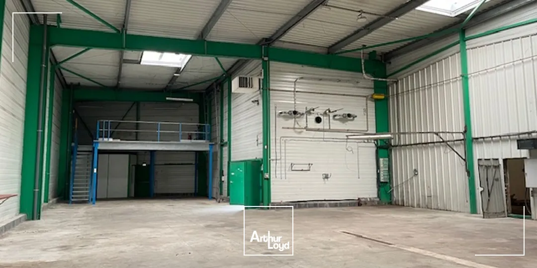 Locaux d'activité avec quai d'une surface totale de 3577 m2 disponible immédiatement à la vente, situés sur la Nationale 2 entre Laon et Soissons, à 120 km de Paris.