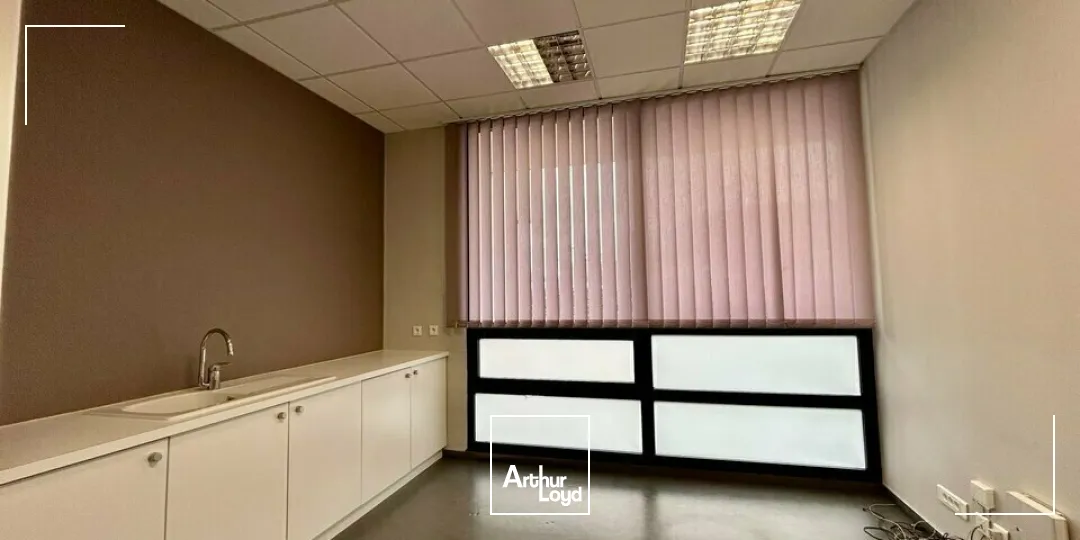 BUREAUX à VENDRE de 65 m²