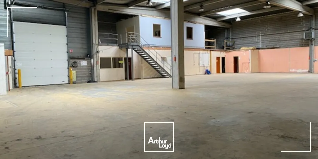 LOCAL D'ACTIVITE - ENTREPOT à LOUER de 816 m²