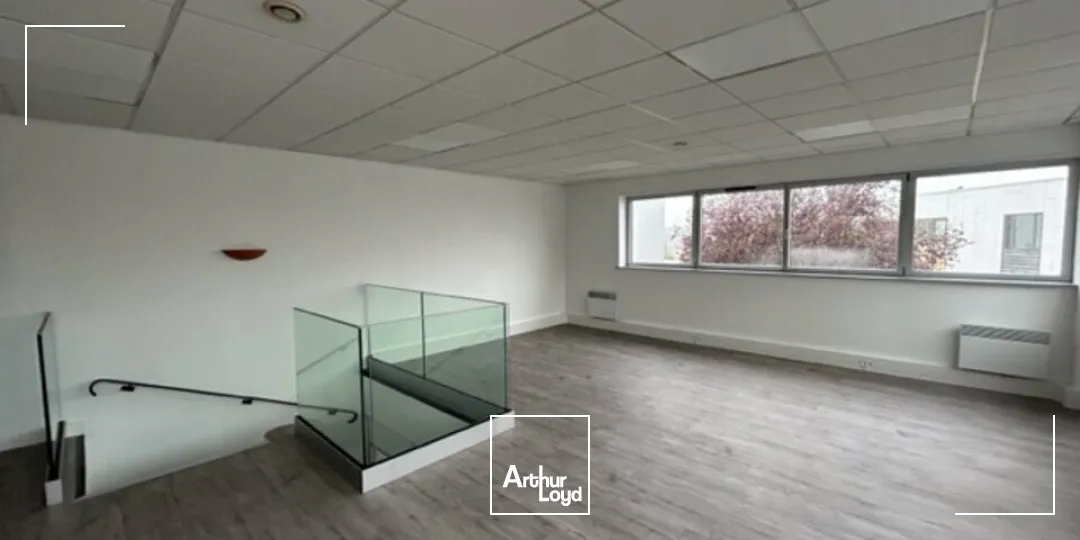 LOCAL D'ACTIVITE - ENTREPOT à LOUER de 816 m²